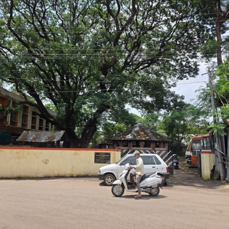 सातारा जिल्हा परिषदेच्या सर्वसाधारण सभेत गदारोळ:जागा हस्तांतरण, येरळा बंधारा आणि अधिकाऱ्यांच्या गैरहजेरीवर सत्ताधारी-विरोधक आमनेसामने